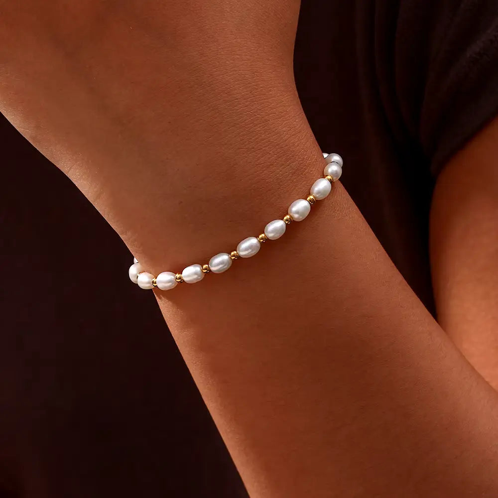 Eleganter romantischer Armband mit Perlen