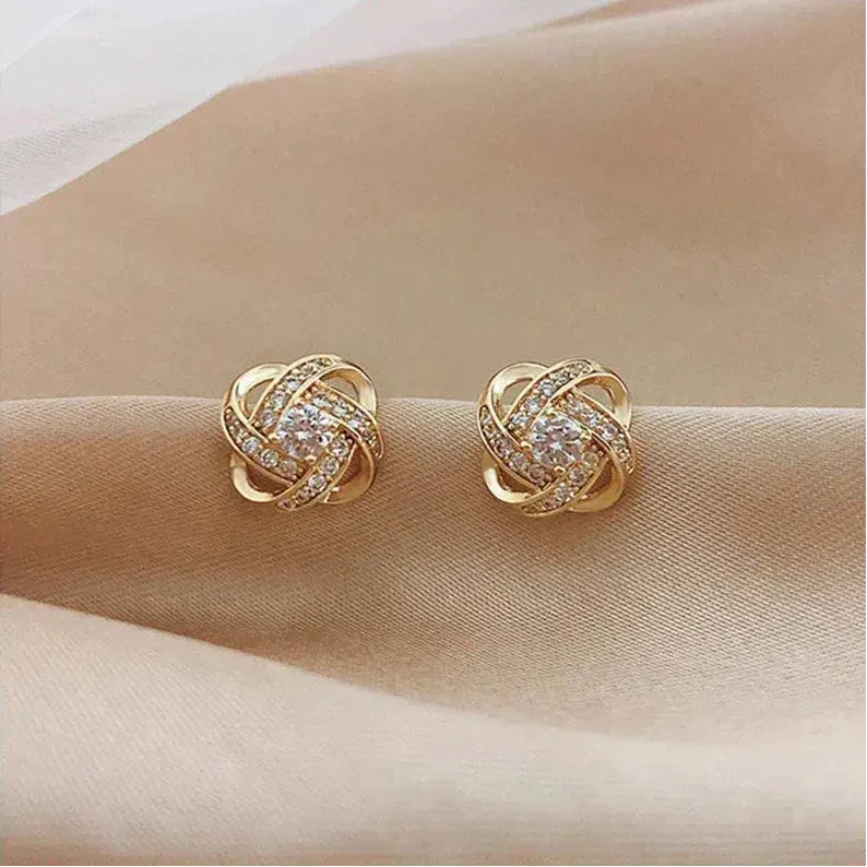 Goldene spiralförmige Ohrringe mit Kristallen