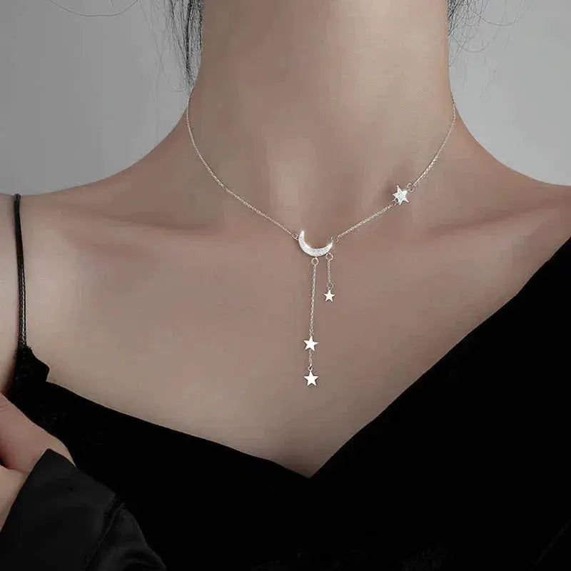 Elegante Halskette aus Silber mit Mond und Sternen